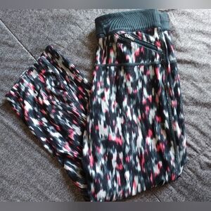 Nike Dri-FIT Women's Size XS Patterned Capri Leggings With Zippered Pocket